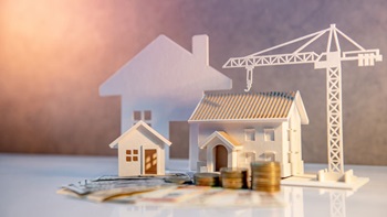 Maquete com casas em miniatura e uma grua de construção civil